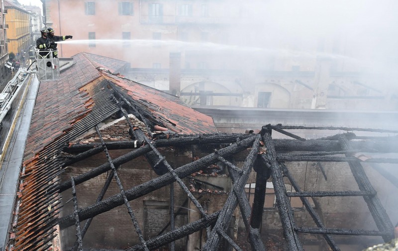 義大利北部城市杜林（Turin）的古蹟「Cavallerizza Reale」的屋頂失火。（歐新社）