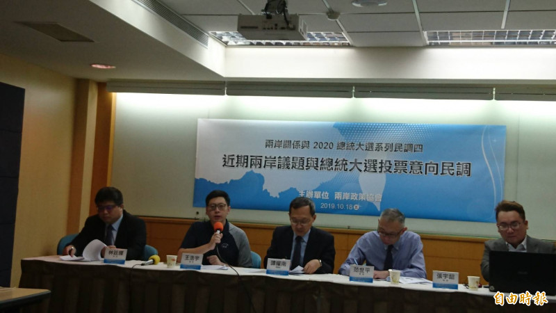 讓港府藉口修「逃犯條例」的港女命案兇嫌陳同佳,明天即將出獄,並有意來台投案。台灣國際法學會副秘書長林廷輝表示,原本台灣要人港府不給人,現在港府卻突然給人,值得注意的是,香港議會換屆選舉下月24日舉行,而因「禁蒙面法」遭逮捕者延審到12月中,蔡政府必須謀定而後動。(記者鍾麗華攝) 讓港府藉口修「逃犯條例」的港女命案兇嫌陳同佳,明天即將出獄,並有意來台投案。台灣國際法學會副秘書長林廷輝表示,原本台灣要人港府不給人,現在港府卻突然給人,值得注意的是,香港議會換屆選舉下月24日舉行,而因「禁蒙面法」遭逮捕者延審到12月中,蔡政府必須謀定而後動。(記者鍾麗華攝)