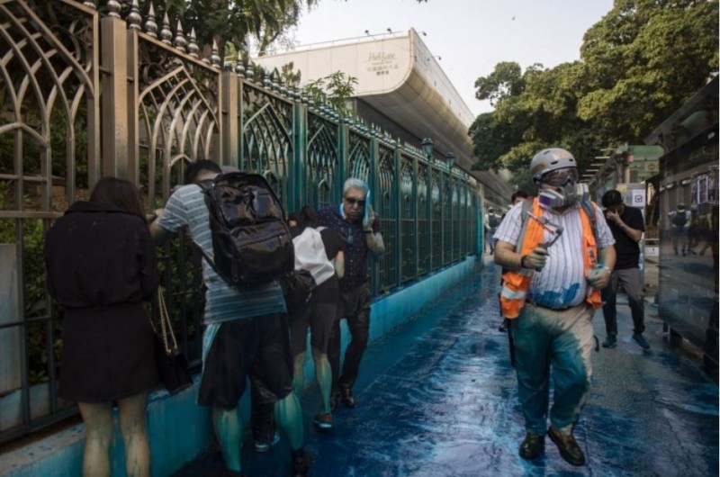 香港警方水炮車向清真寺噴射藍色水，印度協會前主席毛漢褚簡寧也受波及，他接受專訪時表示，商界對香港失去信心，身邊很多富豪都在撤資或移民。（美聯社）