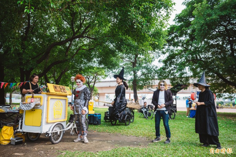 駁二嬉啤派對今年選在萬聖節前舉辦，結合扮裝主題在駁二藝術特區大義公園搞怪登場。（記者黃佳琳攝）