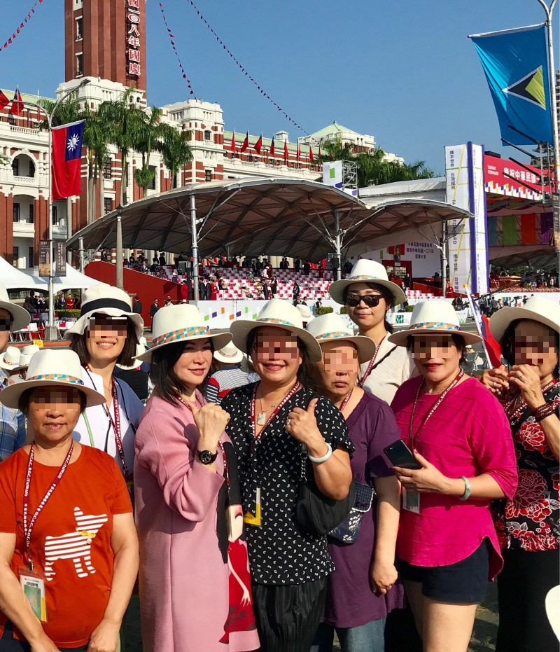 旅加國多年的女台僑賴怡孜（前左二粉紅衣者）率團回國參加雙十國慶。（圖：賴怡孜提供）