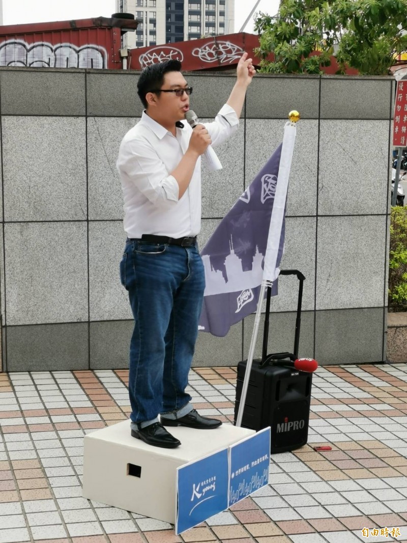 國民黨青年團總團長田方倫今天下午率領青年軍在中央黨部前展開「肥皂箱開講」,首發議題就從年輕人最有感的低薪議題談起。(記者施曉光攝)