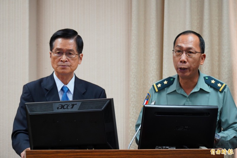 陸軍參謀長楊海明（右）日前和國防部長嚴德發（左）。（資料照，記者涂鉅旻攝）