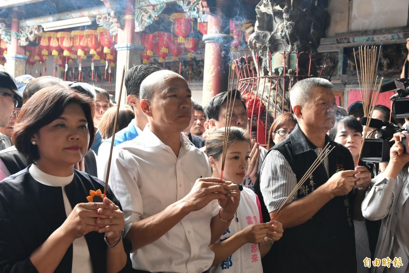 國民黨總統參選人韓國瑜（左2）今天回到雲林娘家拜訪，第一站到土庫順天宮參拜媽祖。（記者黃淑莉攝）