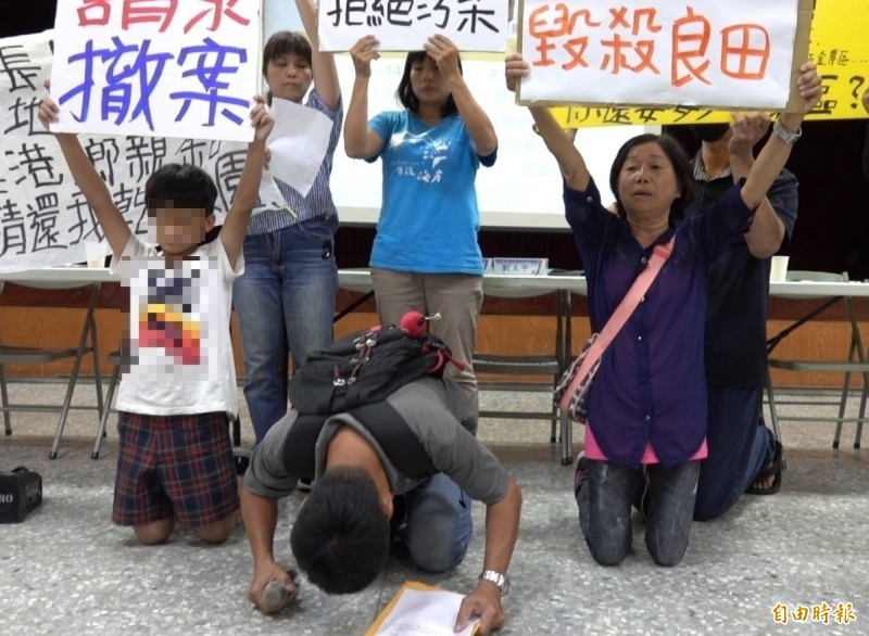 「富麗大鎮」自救會長林志賢下跪磕頭，請「鹿港女兒」王惠美撤回打鐵厝產業園區開發案，放過鹿港人。（記者劉曉欣攝）