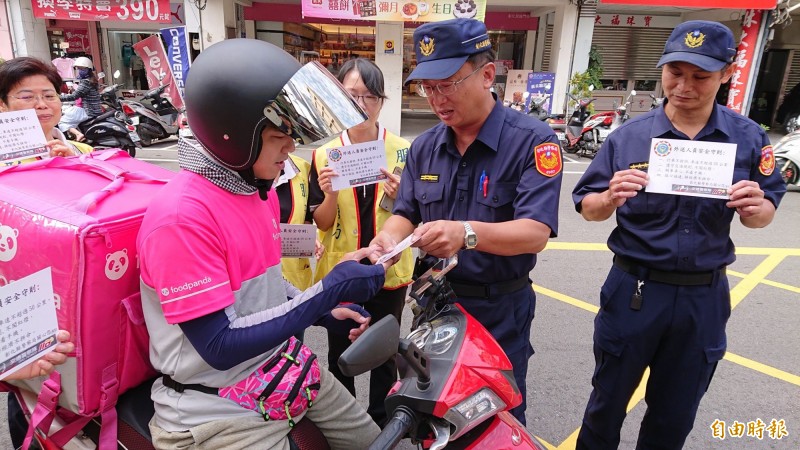 彰化警分局民族路派出員警、志工當街肉身攔下外送員勸誡：「攔查是為了救你們的命，別為了多賺一些錢冒生命危險！」（記者湯世名攝）