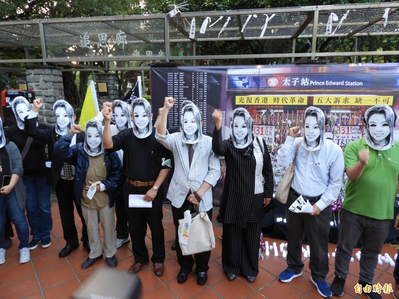 台灣民間社團今在台北市二二八和平公園主辦「港鐵太子站追悼牆台灣重建啟動」儀式。（記者陳鈺馥攝）