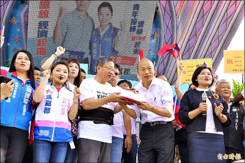 韓國瑜昨到雲林縣土庫鎮順天宮參拜，縣長張麗善（右一）現身支持、議長沈宗隆（左三）送上包子預祝高票當選。	（記者黃淑莉攝）