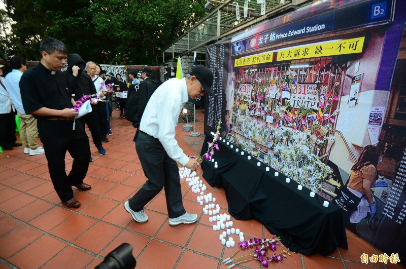 台灣二二八關懷總會等多個民間社團在台北二二八公園舉行「港鐵太子站追悼牆台灣重建啟用」記者會，與會者和民眾獻花給在香港抗爭犧牲的受難者。（記者王藝菘攝）