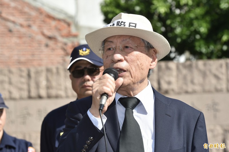 台澎黨主席鄭自才今（25日）在台北公會堂前（今中山堂）召開「光復台澎． 建國獨立」記者會。（記者塗建榮攝）