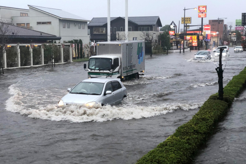 日本關東地區25日下起大雨，造成河川氾濫及土石流，釀1死2失聯。（美聯社）