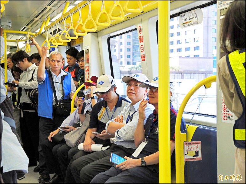 捷運環狀線較文湖線車廂還寬十一公分，加上沒有非字型座椅，動線較寬敞。
（記者翁聿煌攝）