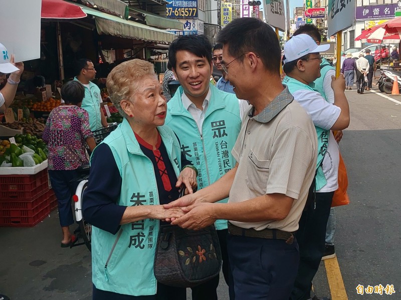 柯文哲母親掃街。（記者蔡政珉攝）