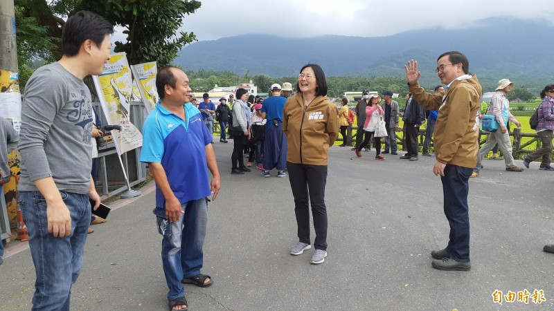 立委劉櫂豪（右）向農委會爭取350萬元補助池上辦秋收稻穗藝術節，他在入口處向觀賞民眾致意。（記者黃明堂攝）