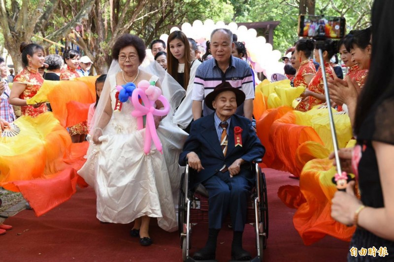 平鎮區平興和馨協會今上午舉辦「馨婚圓夢、牽手情緣」千歲世紀婚禮。（記者許倬勛攝）