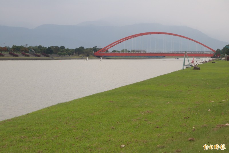 冬山河親水公園地熱資源豐富，宜蘭縣政府編列1700萬元預算，研擬在公園內鑿一口800公尺深的探測井，並把公園內的公有地全劃設為溫泉區，將宜蘭打造為溫泉縣。（記者林敬倫攝）