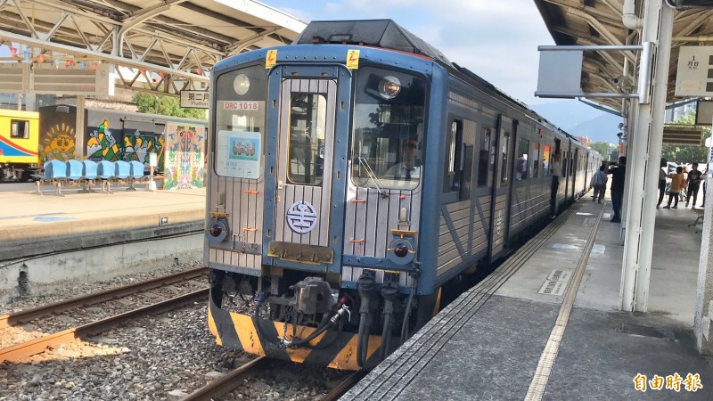 外觀設計仿木造的「山歌列車」，是最新版的台鐵內灣線彩繪列車。（記者黃美珠攝）