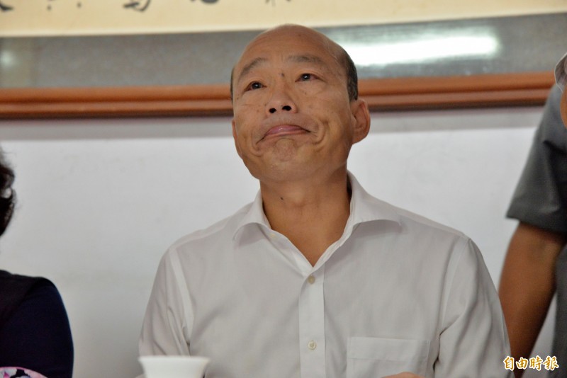 國民黨總統參選人韓國瑜近日提出「故宮國寶一次展出」、「高山設立升旗台」、未來當選總統要讓大專生出國交換生1年,費用由他想辦法等政策,但事後卻接連髮夾彎。(資料照) 國民黨總統參選人韓國瑜近日提出「故宮國寶一次展出」、「高山設立升旗台」、未來當選總統要讓大專生出國交換生1年,費用由他想辦法等政策,但事後卻接連髮夾彎。(資料照)