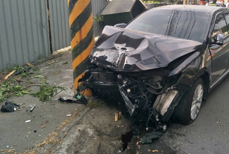 小客車自撞，造成台中市果菜市場董事長賴溪松身亡。（記者歐素美翻攝）