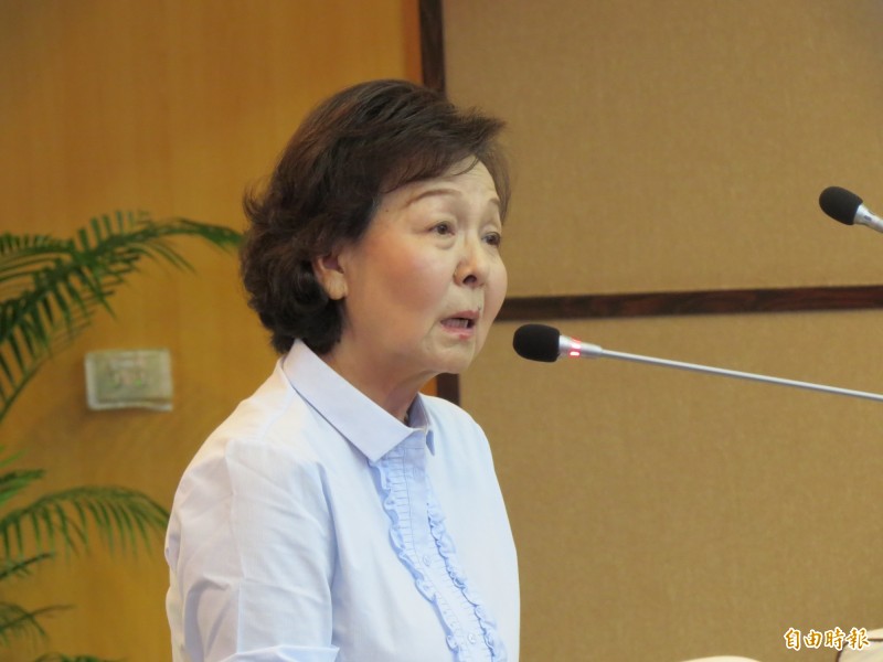 洪玉鳳說,永華市政中心,除了溪北的市民要來洽公遠了一點外,她覺得倒是沒有其他缺點。(記者蔡文居攝) 洪玉鳳說,永華市政中心,除了溪北的市民要來洽公遠了一點外,她覺得倒是沒有其他缺點。(記者蔡文居攝)