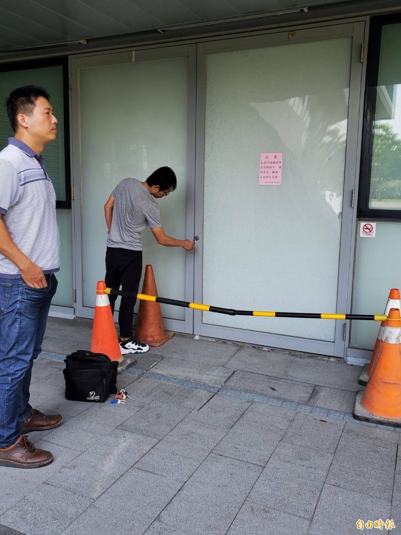 鳳山行政中心1樓走道窗戶玻璃，出現整片大面積龜裂，究竟是何原因造成？仍待進一步調查。（記者陳文嬋攝）