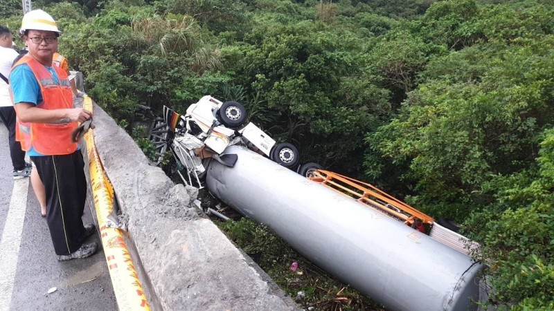 載滿液態氮的車輛翻覆路旁。（記者吳昇儒翻攝）