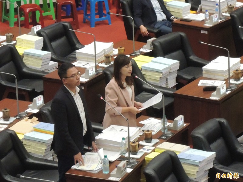 民進黨高市議員李雅慧、黃文益，建議消防局為消防員添購秘錄器，避免爭議。（記者王榮祥攝）