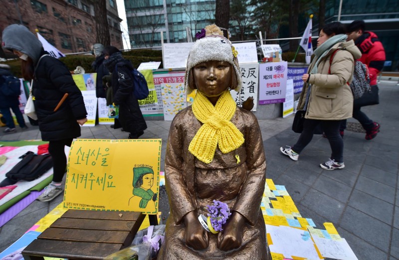 韓裔美人團體在美國維吉尼亞州安娜代爾（Annandale）設置了象徵慰安婦的少女像。圖為南韓首爾的慰安婦少女像，非當事雕像。（法新社）