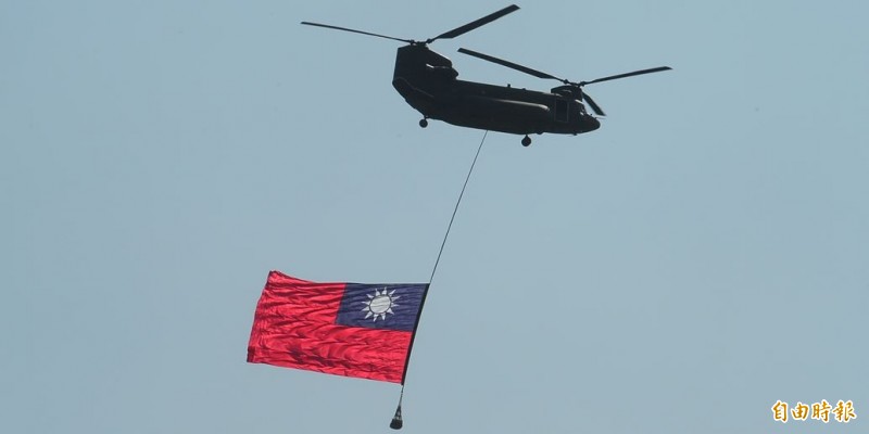 教育部表示，國內學者論文若註明屬地是中國台灣，政府將不予承認。圖為今年雙十國慶總統府前國慶大會上軍用直升機懸掛巨幅國旗通過會場。（資料照）