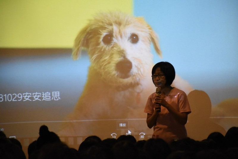 台北市芳和實驗國中舉辦校犬「安安」追思會。（北市教育局提供）