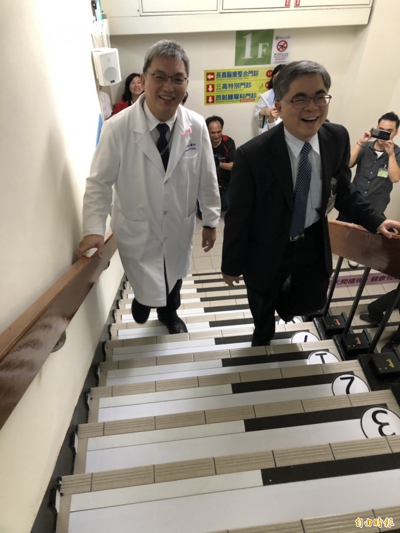 大同醫院院長陳彥旭（右）與副院長黃炫迪（左）帶領一級主管體驗音樂樓梯。（記者方志賢攝）