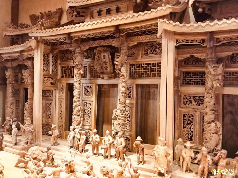 北門三寮灣東隆宮王爺信仰文物館的樟木雕刻的宋江陣、神轎、報馬仔、牌班等王爺信仰陣頭,雕工精細,栩栩如生。(記者楊金城攝) 北門三寮灣東隆宮王爺信仰文物館的樟木雕刻的宋江陣、神轎、報馬仔、牌班等王爺信仰陣頭,雕工精細,栩栩如生。(記者楊金城攝)