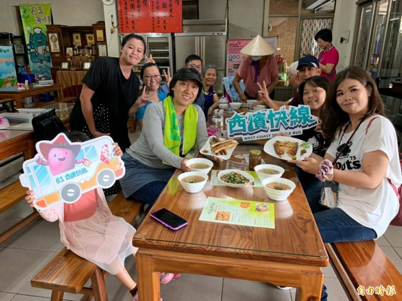 「台灣好行」西濱快線可探訪美食店家。(記者楊金城攝) 「台灣好行」西濱快線可探訪美食店家。(記者楊金城攝)