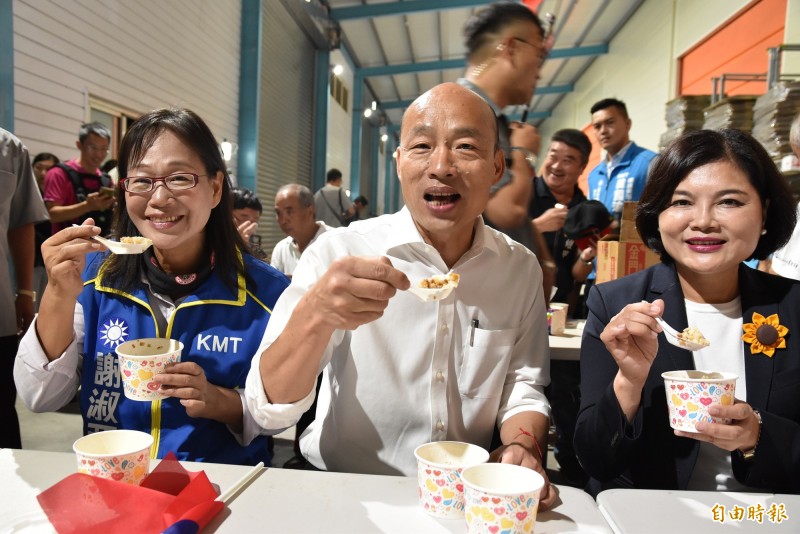 國民黨總統參選人韓國瑜參觀斗南農會精米工廠，品嘗斗南農會越光米料理的滷肉飯大讚好吃。（記者黃淑莉攝）