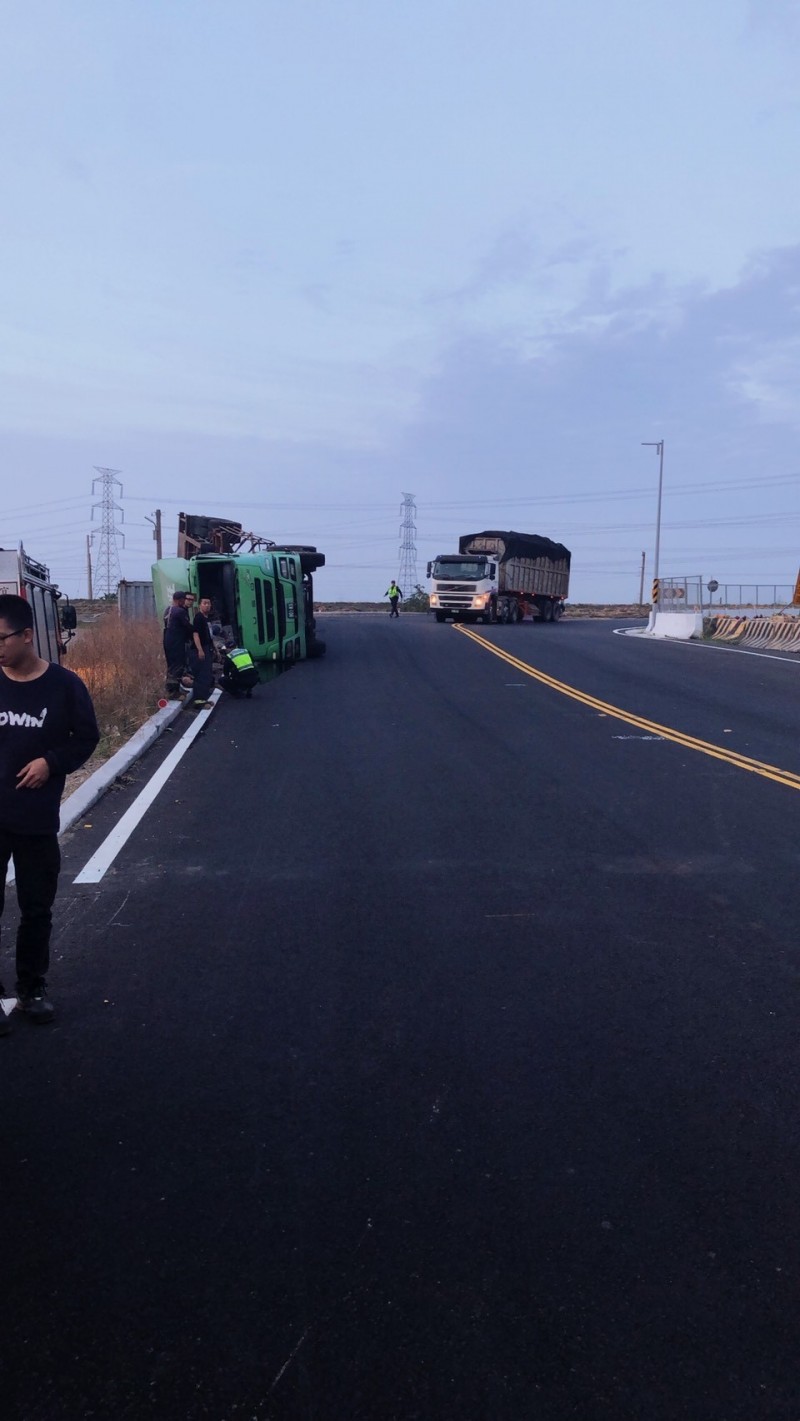 彰化濱海路才通車14天，就發生第一起翻車意外，整部貨櫃車翻了。（記者劉曉欣翻攝）