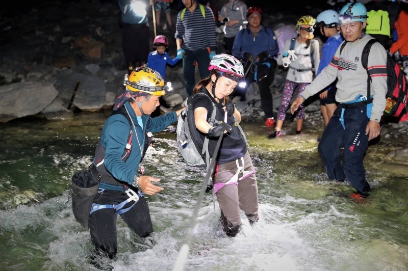 曾於海軍陸戰隊特勤隊及兩棲蛙人部隊擔任山域戰技教官宋德威（左）表示，防災課程「不學不會怎麼樣，學過真的不一樣」。（主辦單位提供）