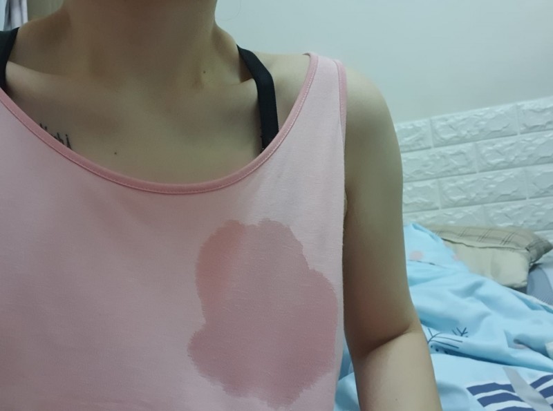 這名女性自稱因為親餵母乳過程中弄溼衣服，竟被婆婆嫌棄說「好噁心」。（圖擷取自爆怨公社）