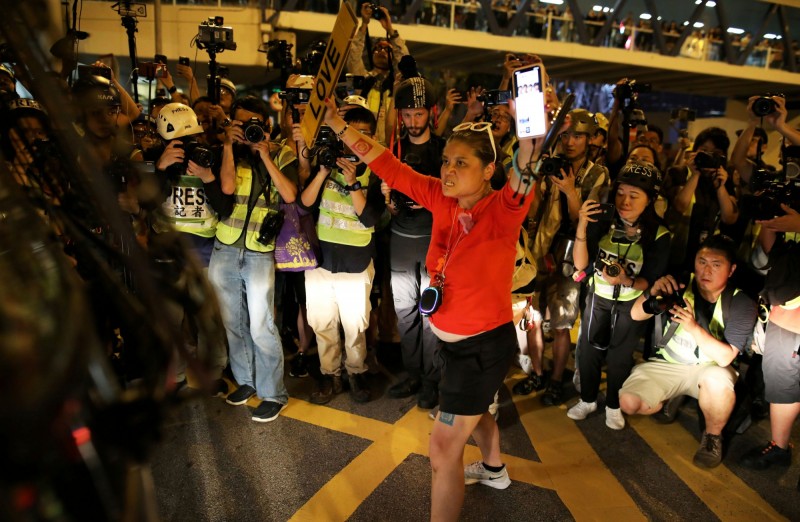 1名香港《經濟日報》記者遭公司警告，更有1名曾報導反送中運動的記者遭到辭退，有員工相信這已涉及新聞審查。圖為香港反送中運動中，記者在街頭採訪的場景。（路透）