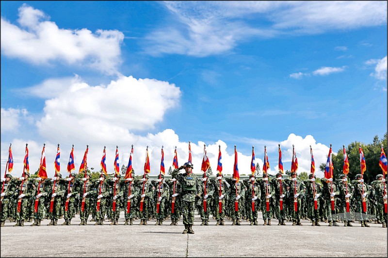 國防部明年將邀請美方現役軍文職官員來台參加「華美國防部共同評估案」會議，評估我國防衛需求並提出改善建議。圖為今年九月陸軍裝甲五八六旅「聯合兵種營」編成典禮。（軍聞社）