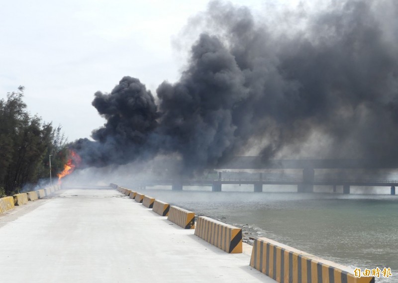 金門大橋附近發生火警，黑煙受風勢影響，幾度往小三通航道竄進。（記者吳正庭攝）