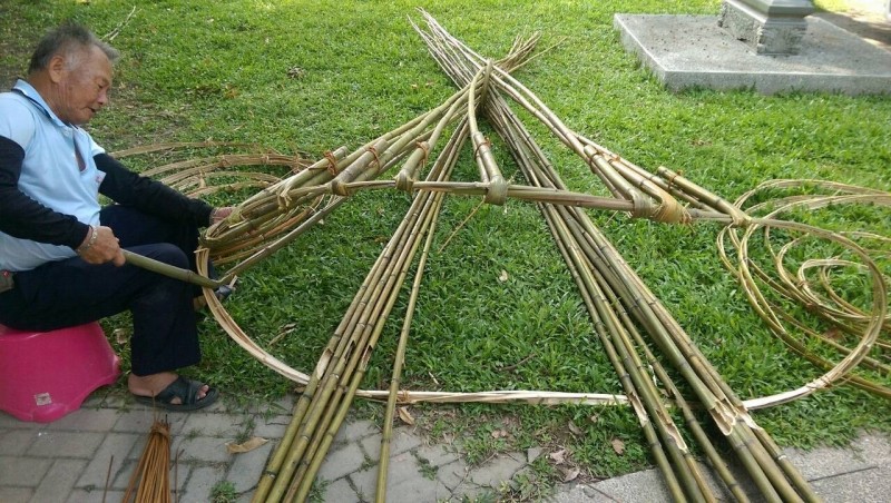 高齡80多歲的鄭瑞芳,是目前二水鄉內少數正宗傳承籠仔篙製作的老師傅。(記者陳冠備翻攝) 高齡80多歲的鄭瑞芳,是目前二水鄉內少數正宗傳承籠仔篙製作的老師傅。(記者陳冠備翻攝)