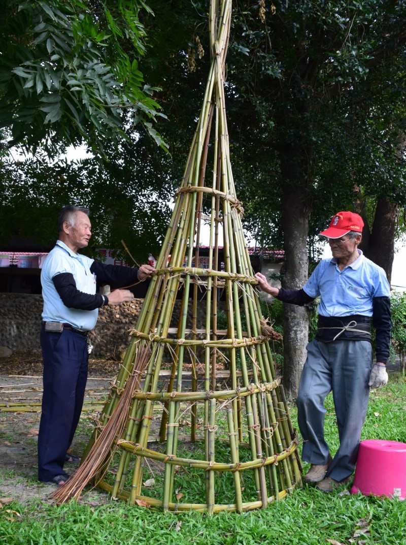 鄭瑞芳(左)在二水源泉社區傳授正宗籠仔篙技藝,林內鄉民也跨境來取經。(記者陳冠備翻攝) 鄭瑞芳(左)在二水源泉社區傳授正宗籠仔篙技藝,林內鄉民也跨境來取經。(記者陳冠備翻攝)