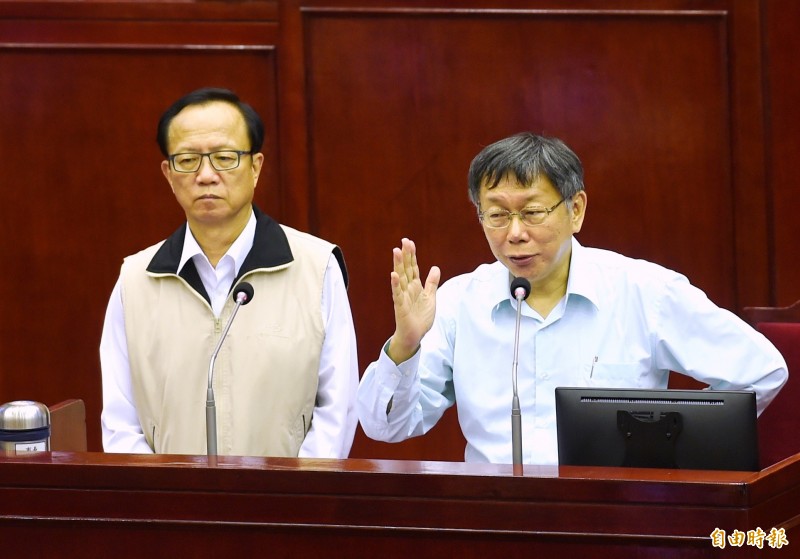 台北市長柯文哲與警察局長陳嘉昌（左）在市議員說明對於「太陽花國賠案」的看法。（記者方賓照攝）
