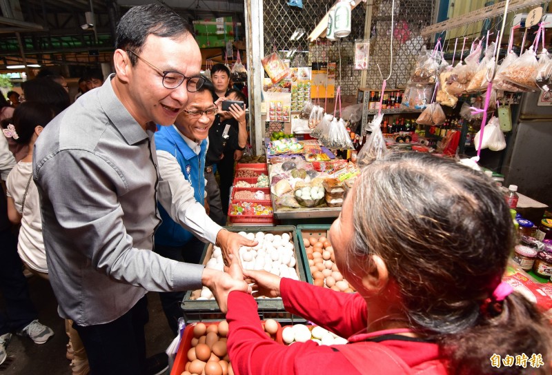 國民黨前主席朱立倫，今陪同黨內宜蘭立委參選人呂國華到市場掃街拜票。（記者張議晨攝）