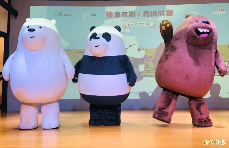 知名卡通《We Bare Bears熊熊遇見你》的主角大大、胖達、阿極來為經典小鎮觀光助陣。（記者楊金城攝）