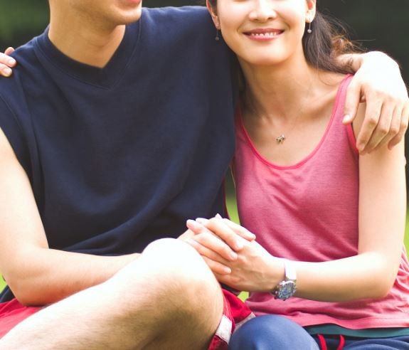 白郎看見老婆與小王在床上親吻,事後小王賠償10萬元和解,之後又三度看見小王進入老婆租住處。(情境照) 白郎看見老婆與小王在床上親吻,事後小王賠償10萬元和解,之後又三度看見小王進入老婆租住處。(情境照)