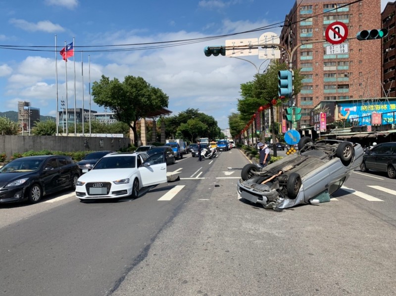 新北市板橋溪城路今天上午發生追撞翻車事故，造成一輛轎車翻車。（記者陳薏云翻攝）