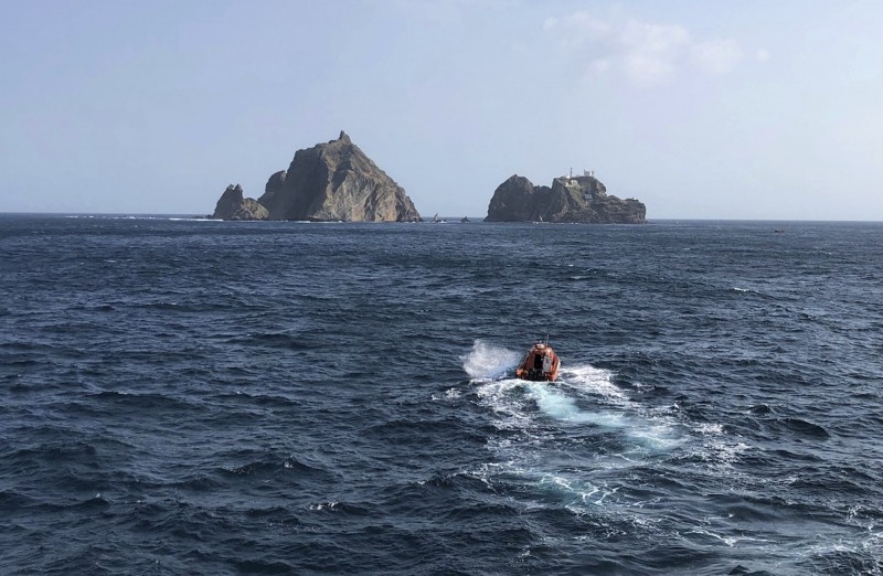 上月31日在日本竹島（韓國稱獨島）附近有一架南韓消防直升機墜毀，搜救行動持續進行，今天尋獲3遺體。（美聯社）