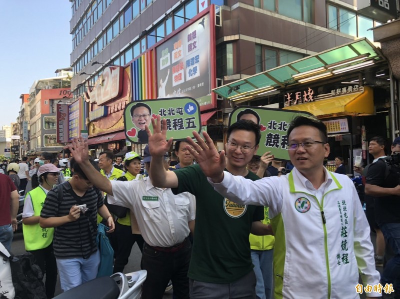 林飛帆（右二）下午陪同莊競程（右一）到一中商圈掃街。（記者許國楨攝）