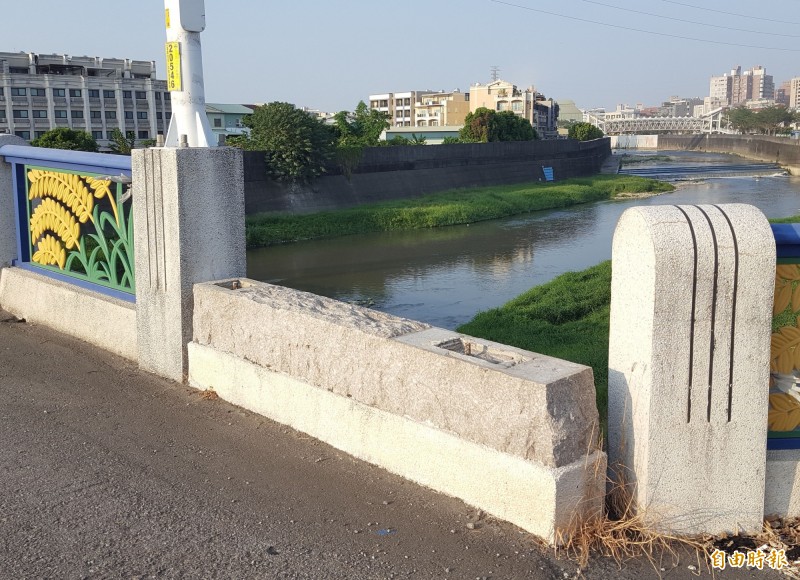 烏日區五光路自治橋一處護欄損壞近半年遲未修，民眾擔心有人意外墜落。（記者陳建志攝）